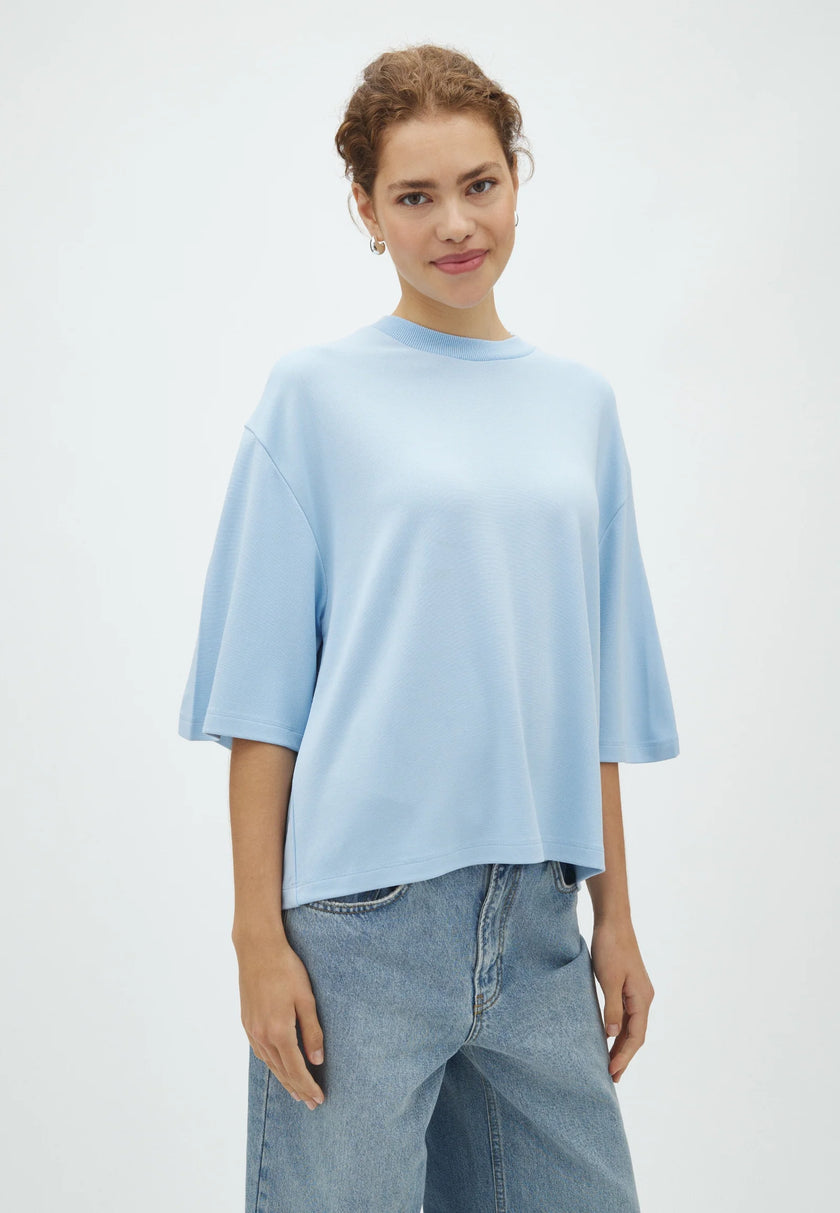 Betsy Emrys T-shirt in Classic Light Blue