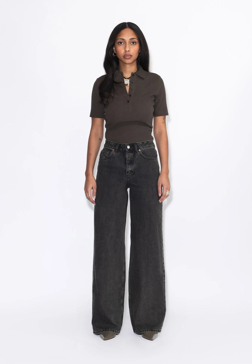 Rhue High Wide in Aged Black