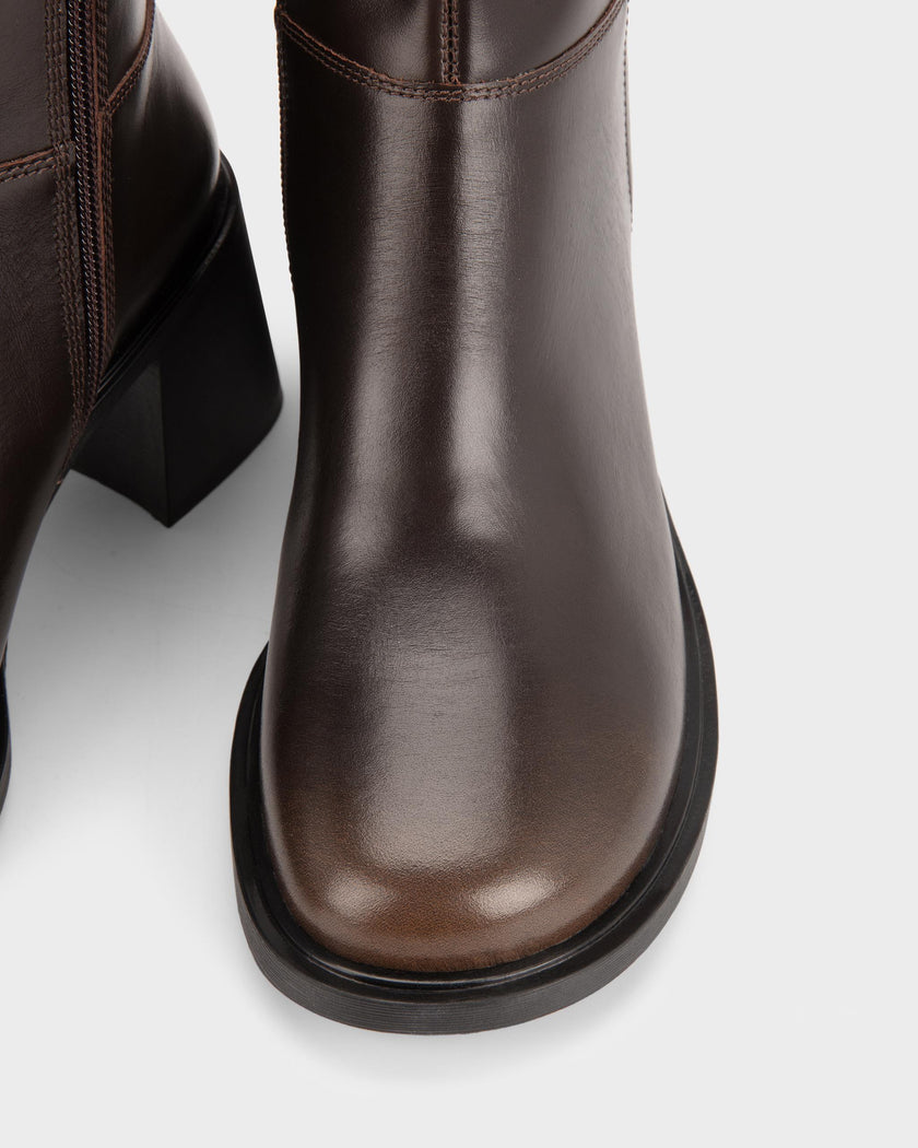Vega Boots in Brush Off Brown
